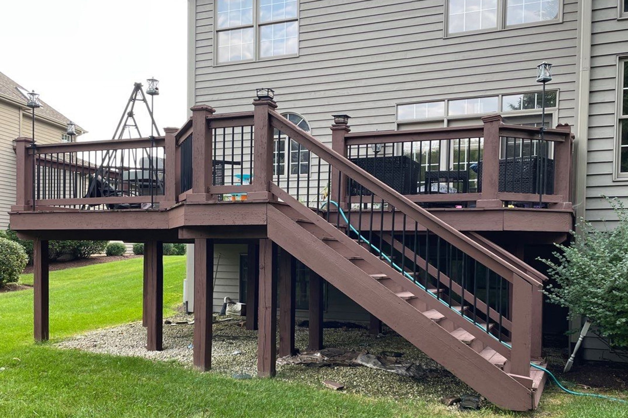 Contrasting Composite Decking 4